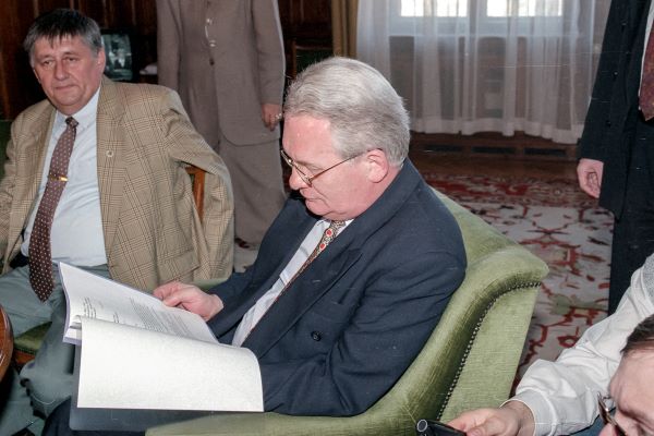 Gál Zoltán, az Országgyűlés elnöke (középen) tanulmányozza a petíciót, amelyet a gazdák küldöttsége adott át neki az Országházban 1997. március 11-én.