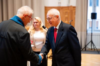 dr. Redl Károly átveszi a díjat